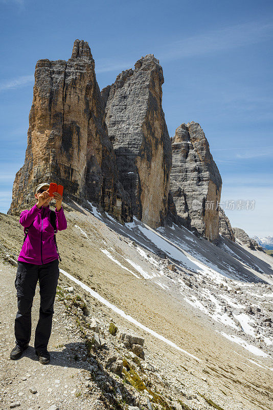 一个女人在特伦蒂诺Dolomites的Tre cime di lavaredo自拍